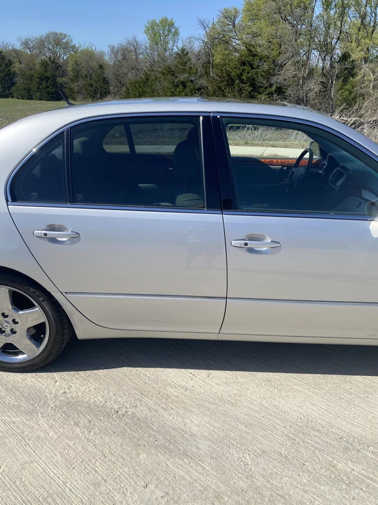 2005 Lexus LS 3rd Gen - Image 16 of 31