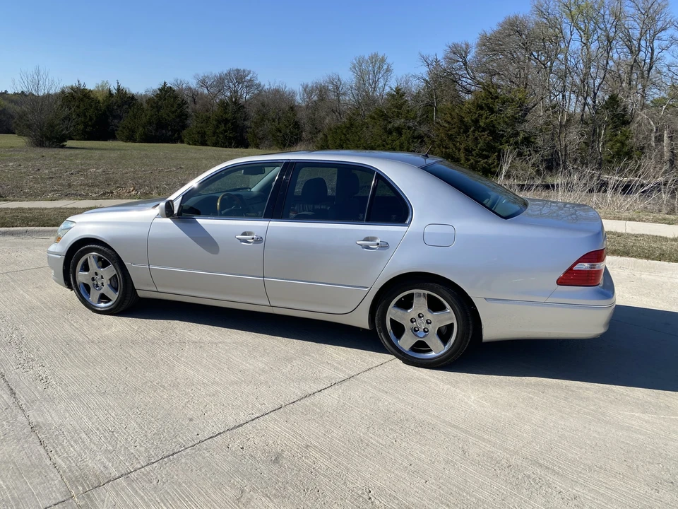 2005 Lexus LS 3rd Gen - Image 4 of 31