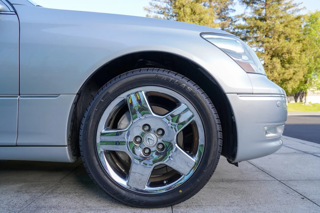 2005 Lexus LS 3rd Gen - Image 22 of 31