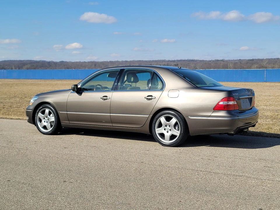 2005 Lexus LS 3rd Gen - Image 16 of 31