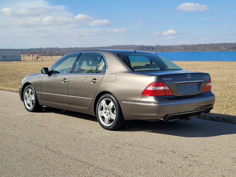2005 Lexus LS 3rd Gen - Image 15 of 31