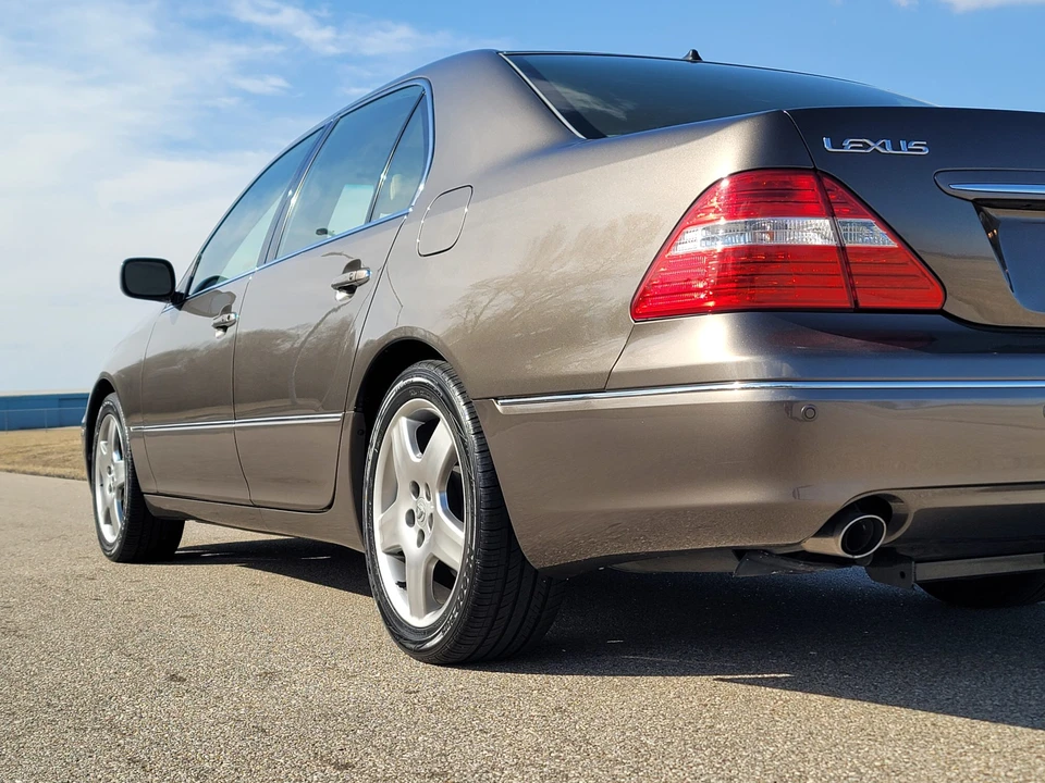 2005 Lexus LS 3rd Gen - Image 22 of 31