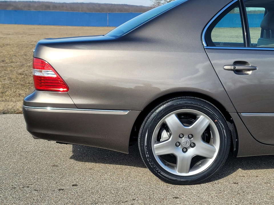 2005 Lexus LS 3rd Gen - Image 28 of 31