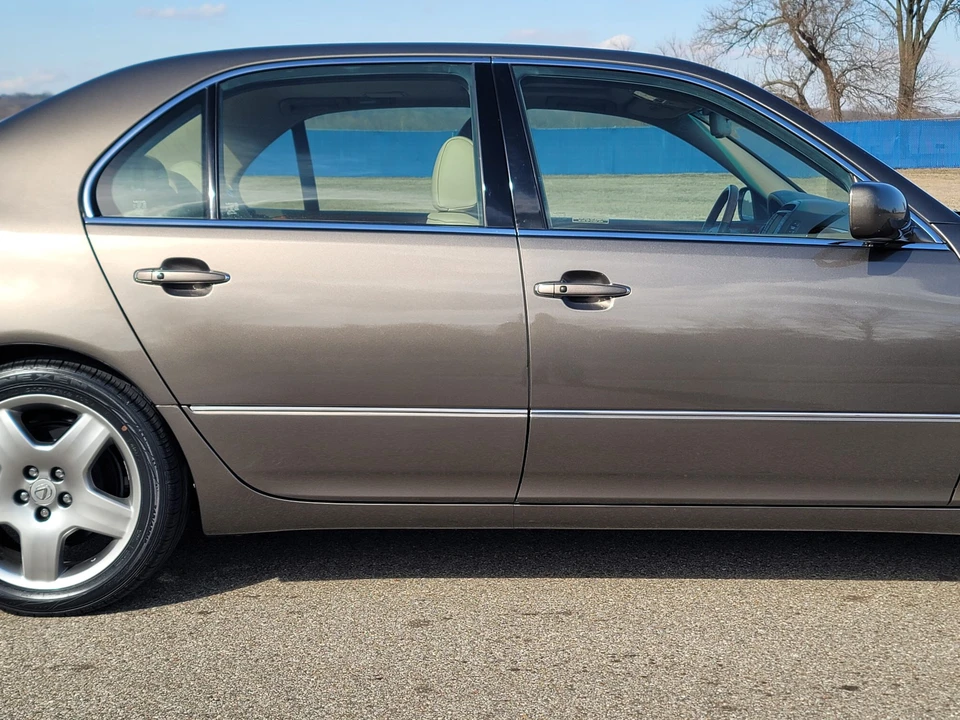 2005 Lexus LS 3rd Gen - Image 27 of 31