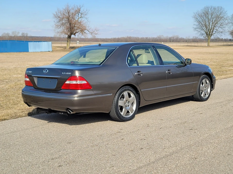 2005 Lexus LS 3rd Gen - Image 11 of 31