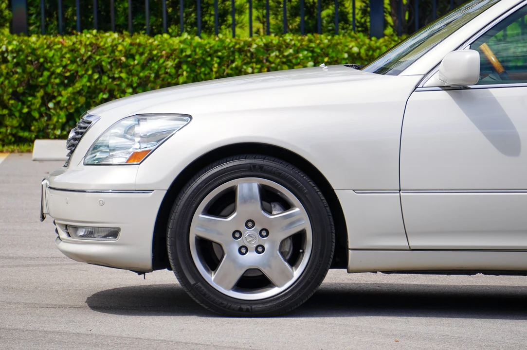 2005 Lexus LS 3rd Gen - Image 21 of 31