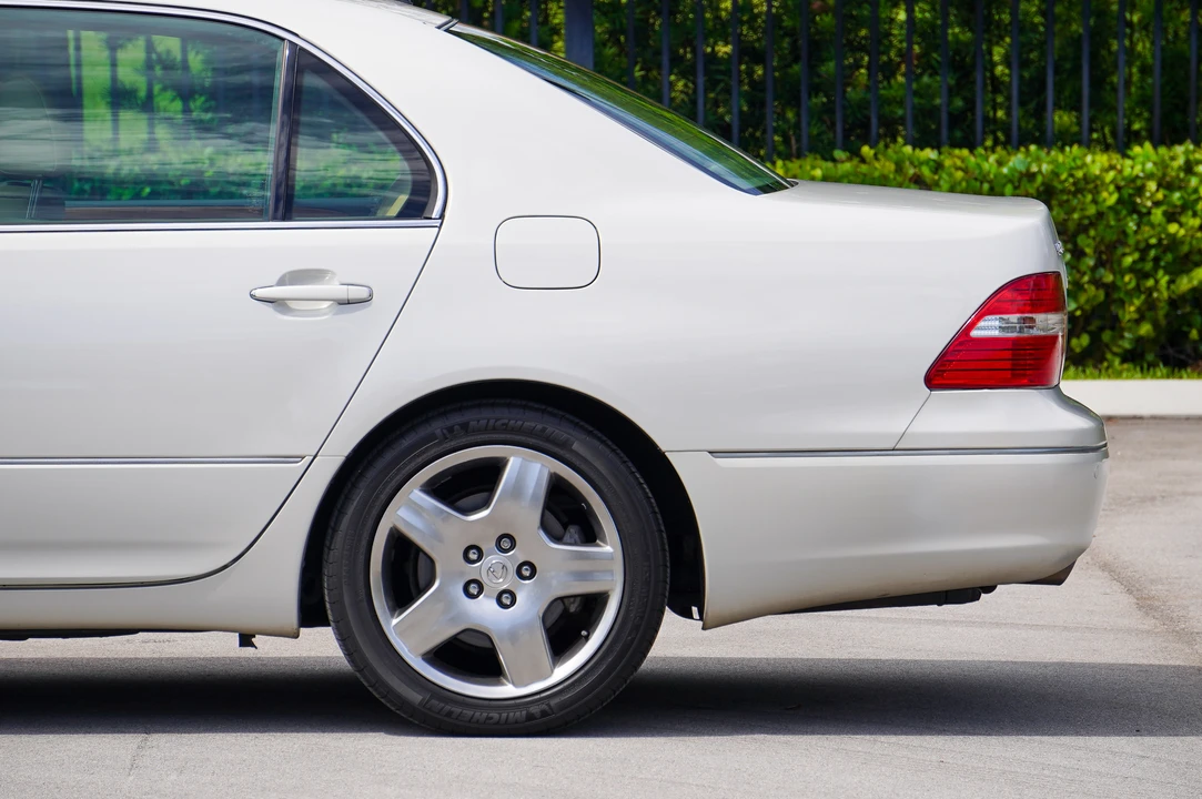 2005 Lexus LS 3rd Gen - Image 25 of 31
