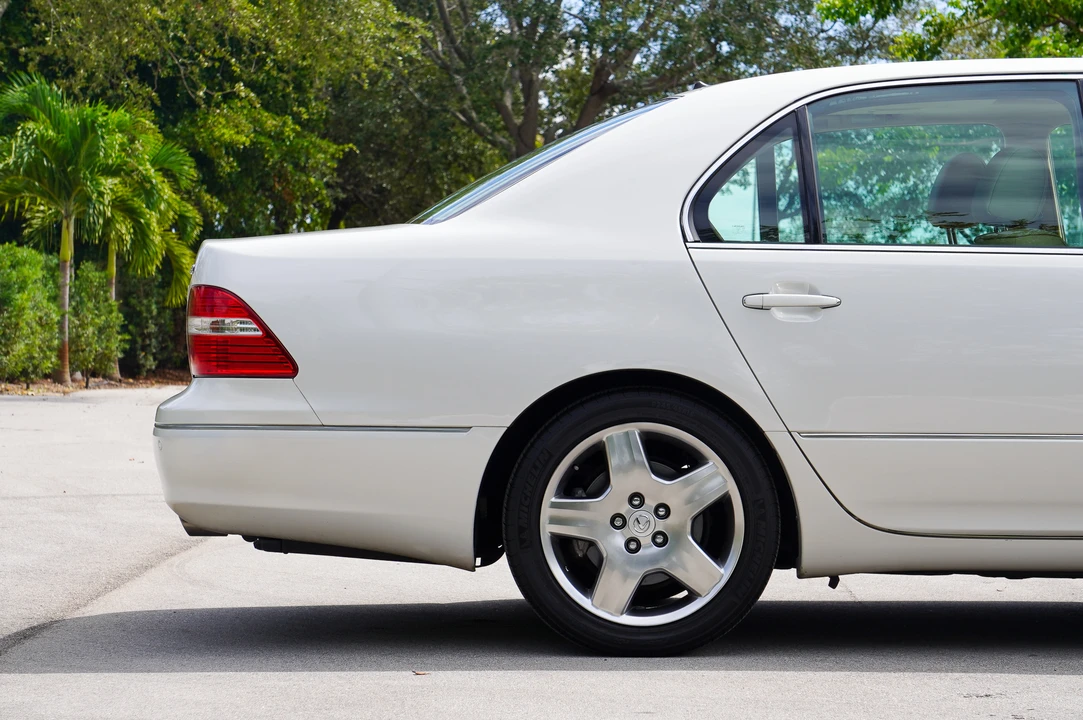 2005 Lexus LS 3rd Gen - Image 24 of 31
