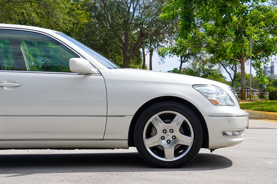 2005 Lexus LS 3rd Gen - Image 23 of 31