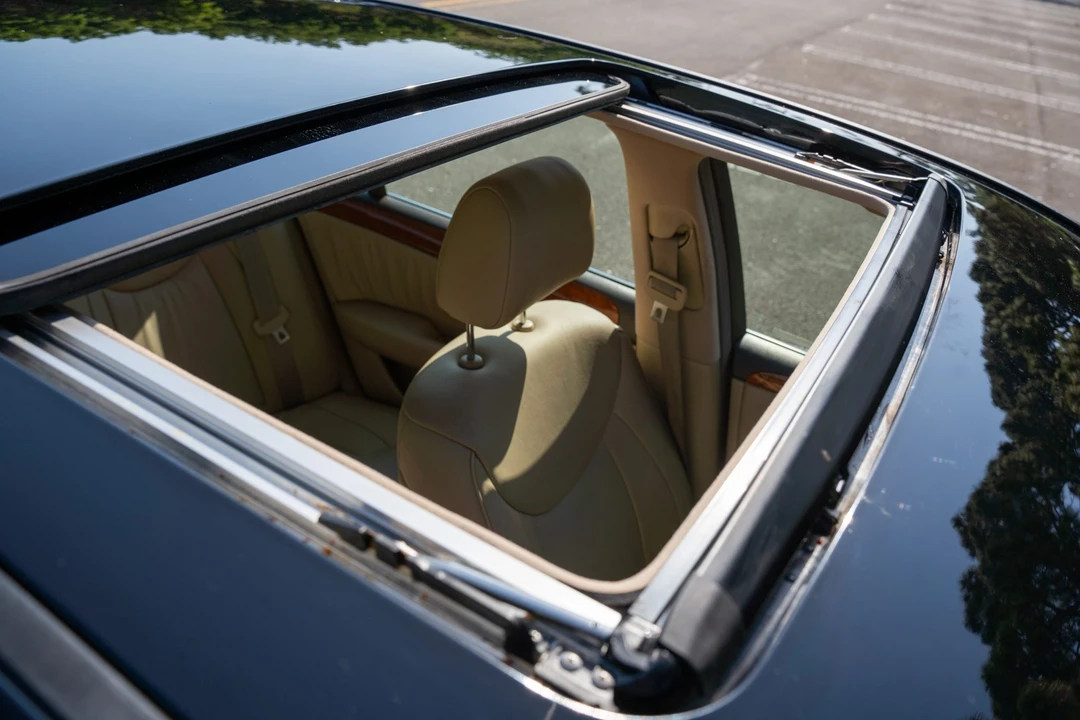 2005 Lexus LS 3rd Gen - Image 25 of 31