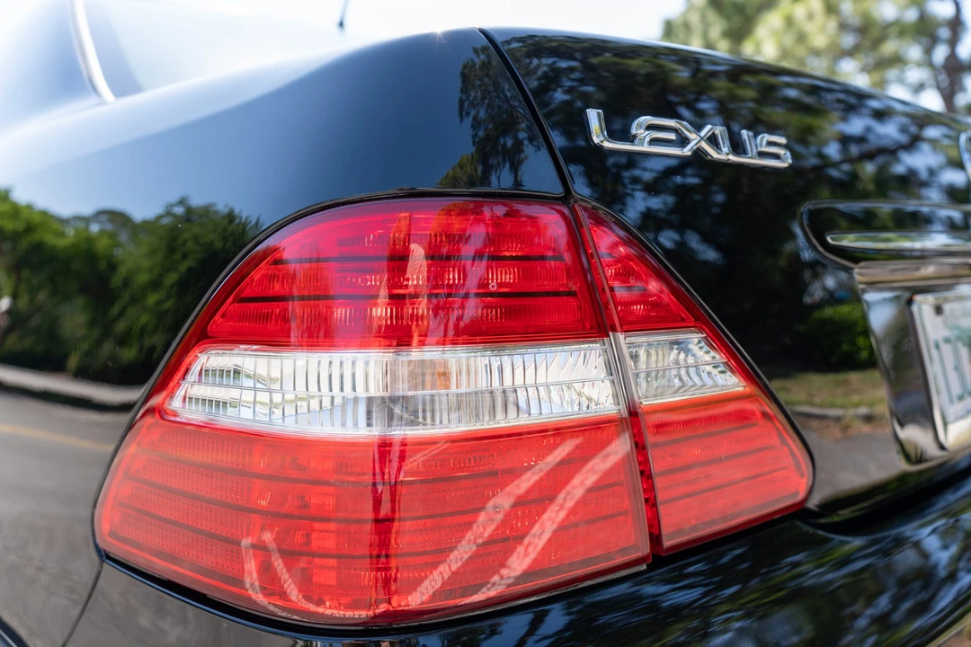 2005 Lexus LS 3rd Gen - Image 17 of 31