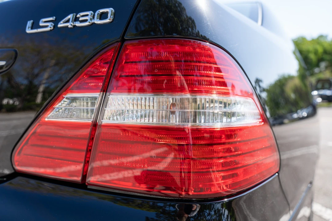 2005 Lexus LS 3rd Gen - Image 18 of 31