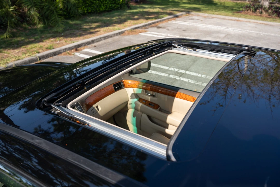 2005 Lexus LS 3rd Gen - Image 24 of 31