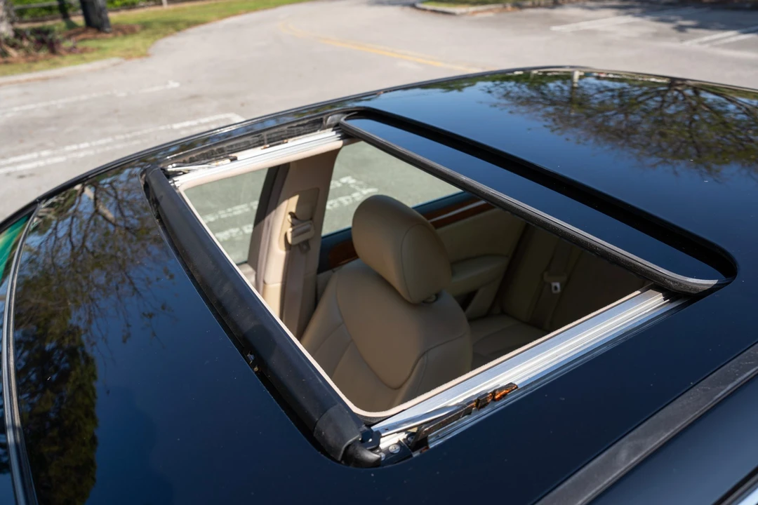 2005 Lexus LS 3rd Gen - Image 23 of 31