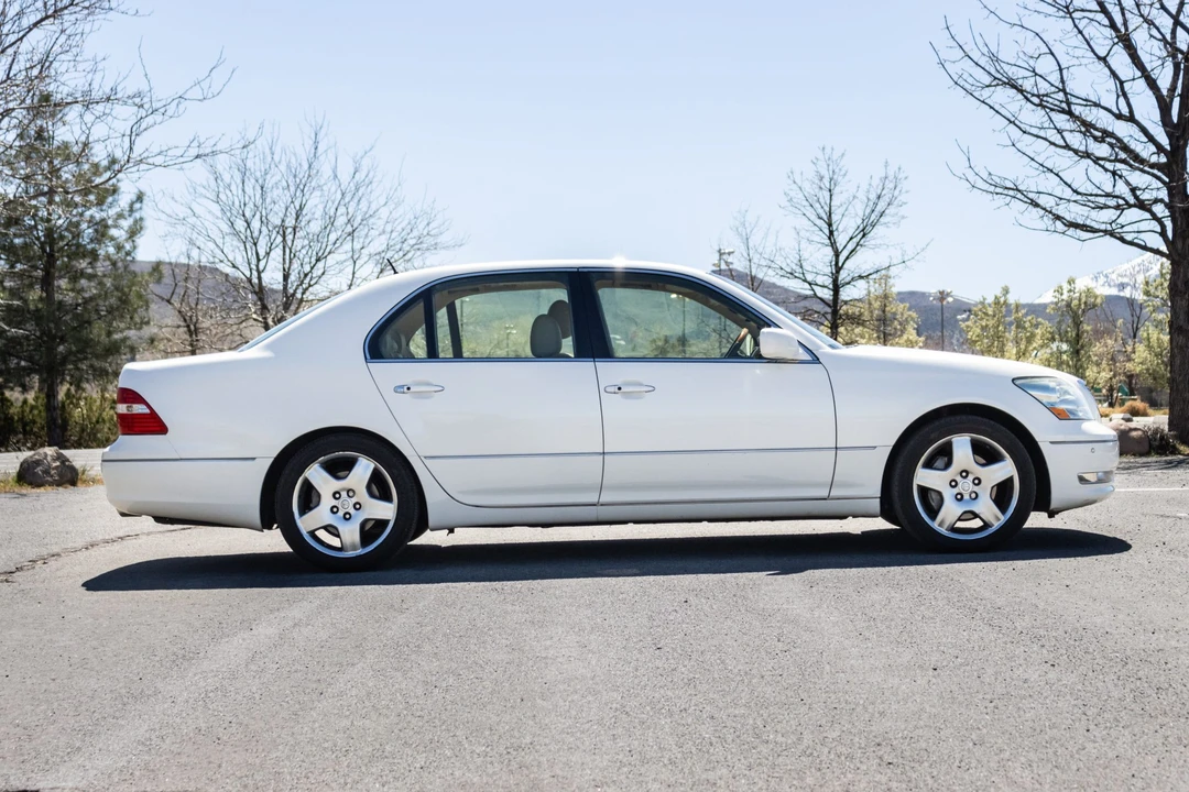 2005 Lexus LS 3rd Gen - Image 5 of 31