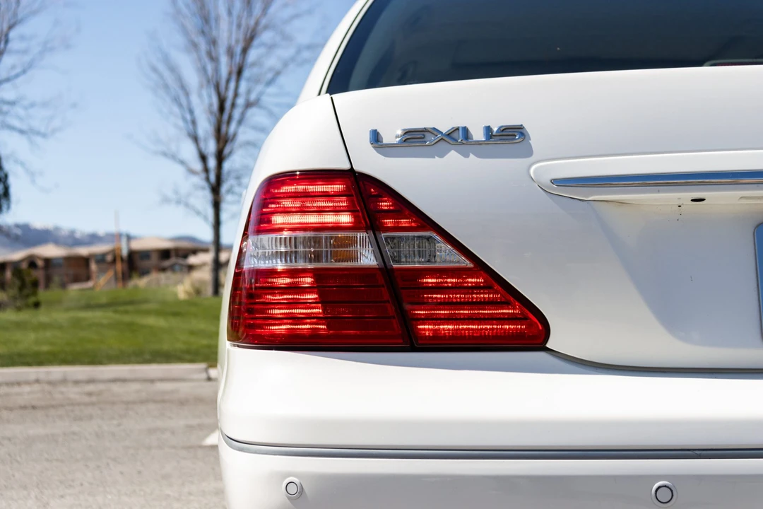 2005 Lexus LS 3rd Gen - Image 17 of 31