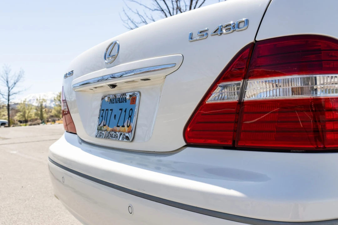 2005 Lexus LS 3rd Gen - Image 16 of 31