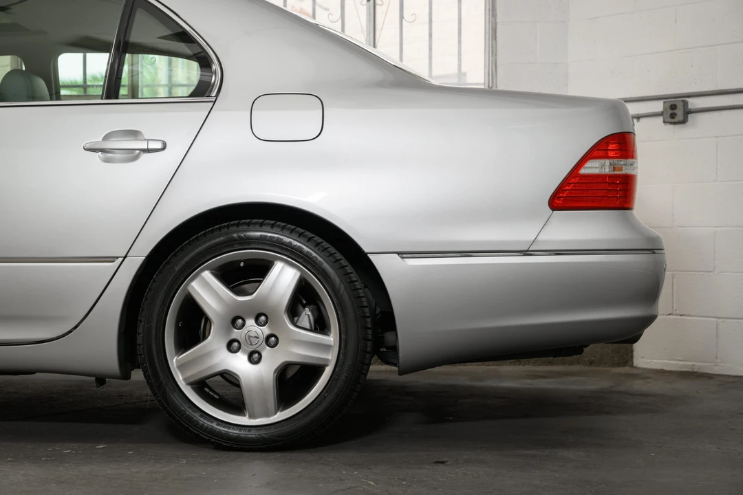 2005 Lexus LS 2nd Gen - Image 25 of 31