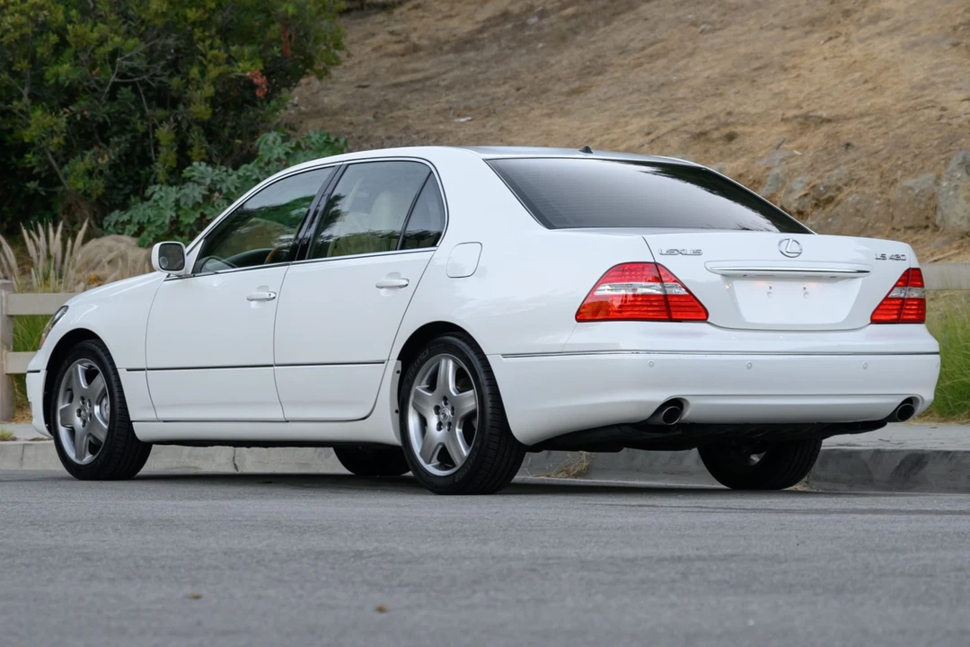 2005 Lexus LS 3rd Gen - Image 7 of 31