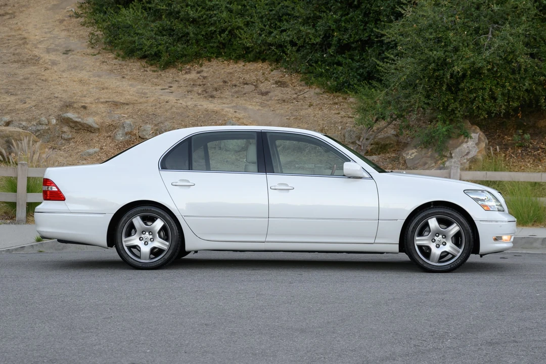 2005 Lexus LS 3rd Gen - Image 12 of 31