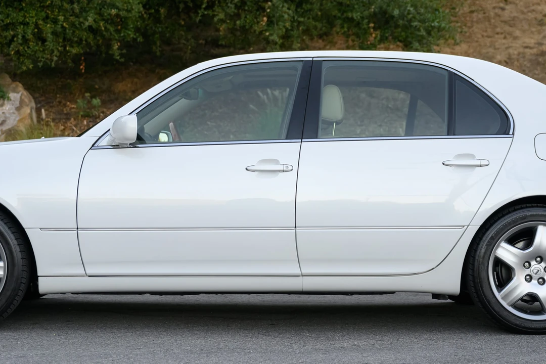 2005 Lexus LS 3rd Gen - Image 24 of 31