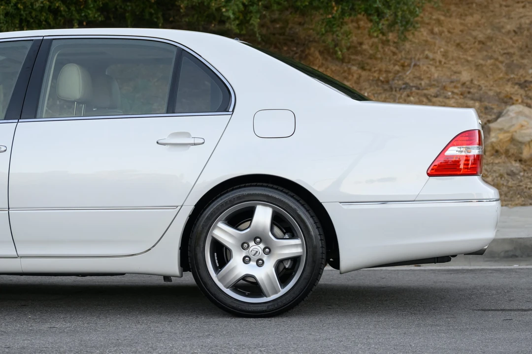 2005 Lexus LS 3rd Gen - Image 23 of 31
