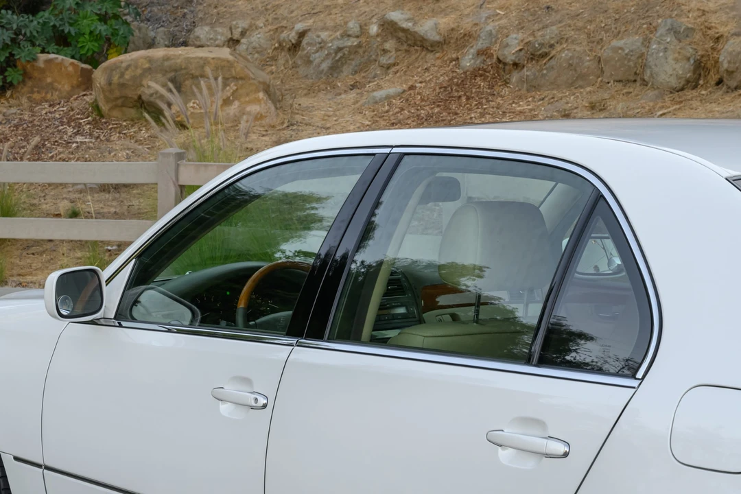 2005 Lexus LS 3rd Gen - Image 22 of 31