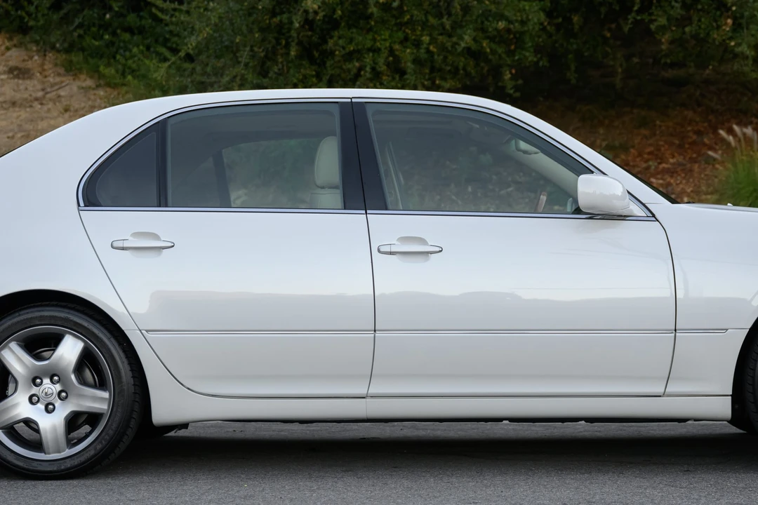 2005 Lexus LS 3rd Gen - Image 16 of 31