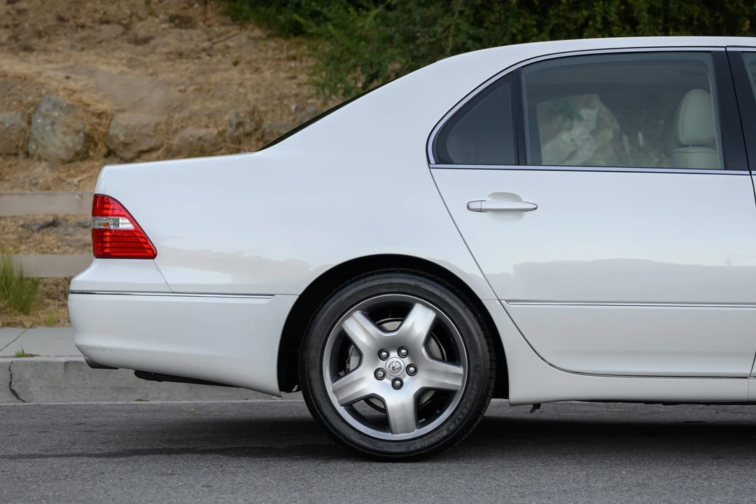 2005 Lexus LS 3rd Gen - Image 18 of 31
