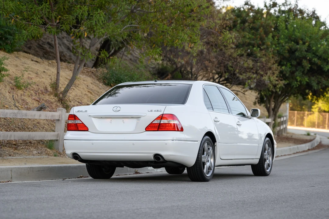 2005 Lexus LS 3rd Gen - Image 11 of 31