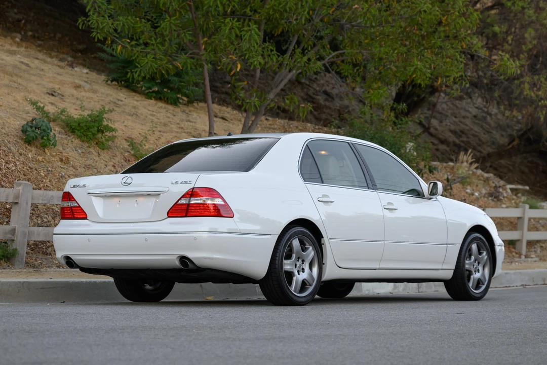 2005 Lexus LS 3rd Gen - Image 10 of 31