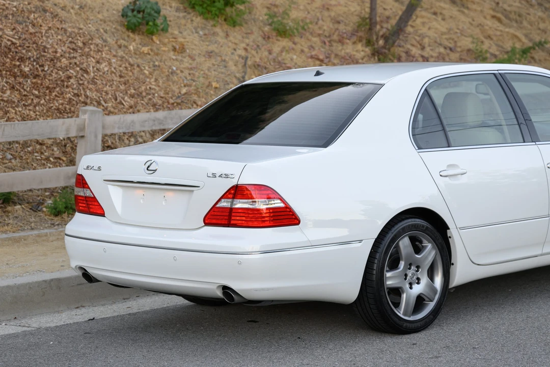 2005 Lexus LS 3rd Gen - Image 19 of 31