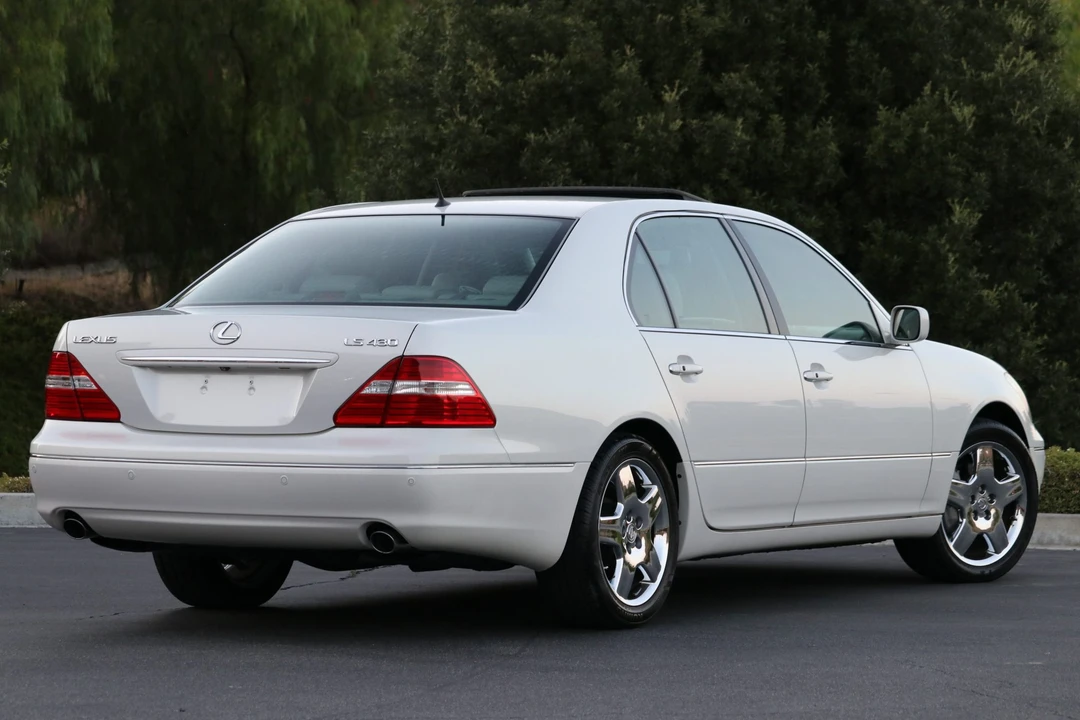 2005 Lexus LS 3rd Gen - Image 19 of 31