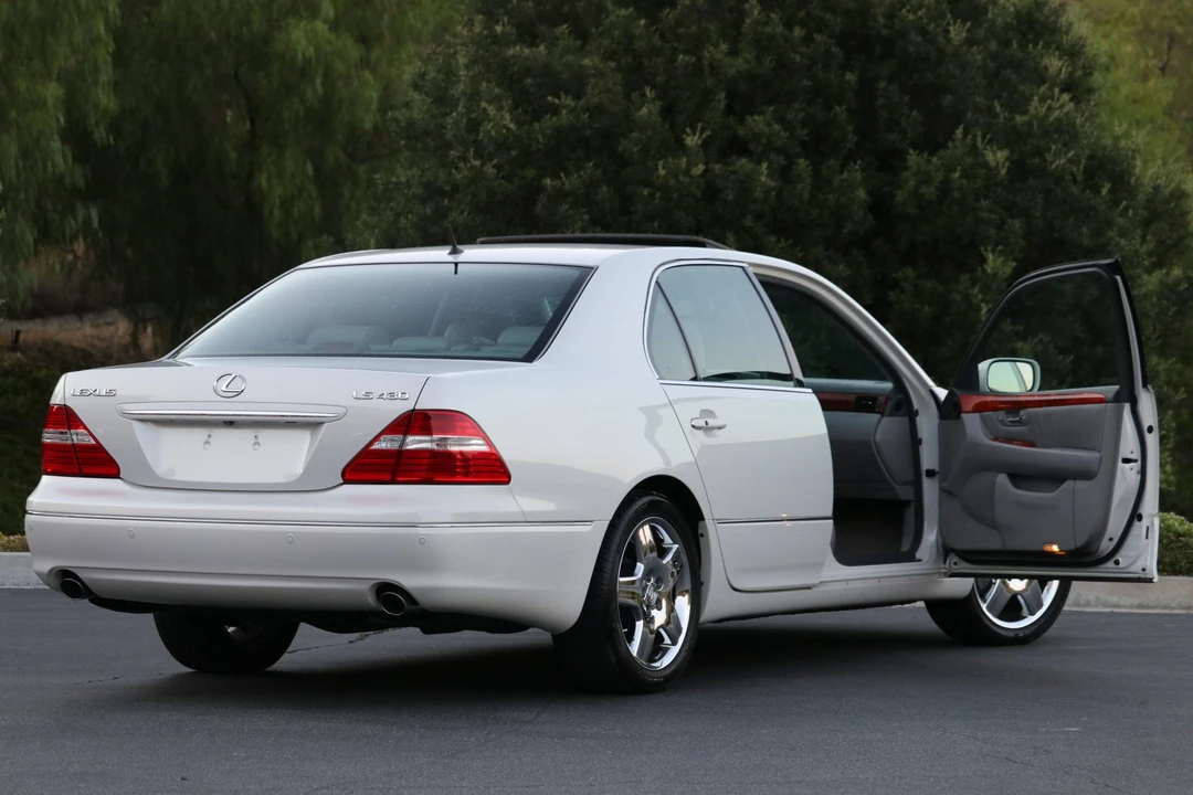 2005 Lexus LS 3rd Gen - Image 22 of 31
