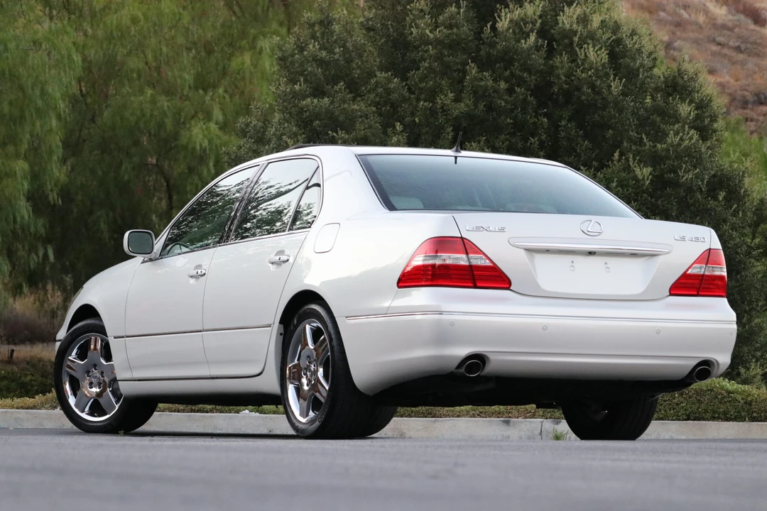 2005 Lexus LS 3rd Gen - Image 10 of 31