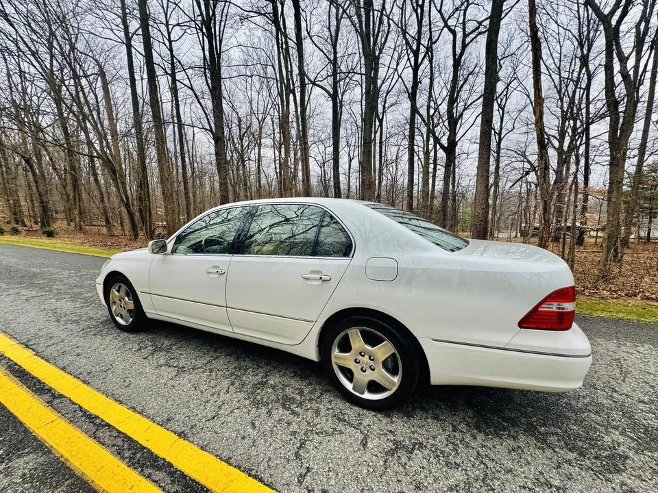 2005 Lexus LS 3rd Gen - Image 9 of 31