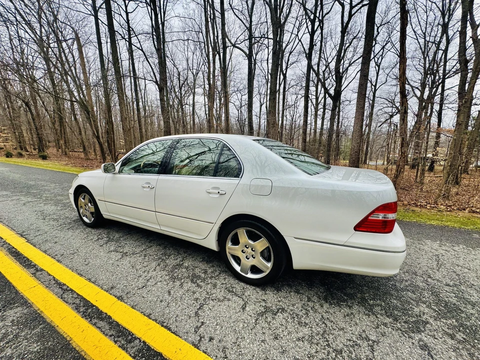 2005 Lexus LS 3rd Gen - Image 10 of 31
