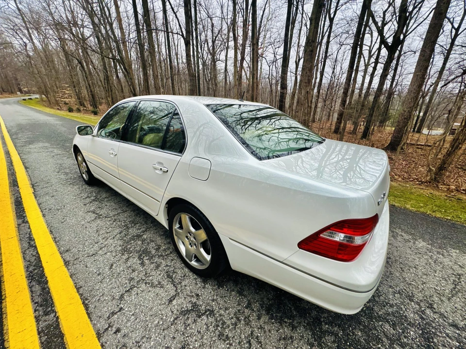 2005 Lexus LS 3rd Gen - Image 11 of 31
