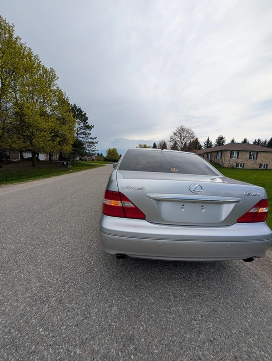 2005 Lexus LS 3rd Gen - Image 13 of 31