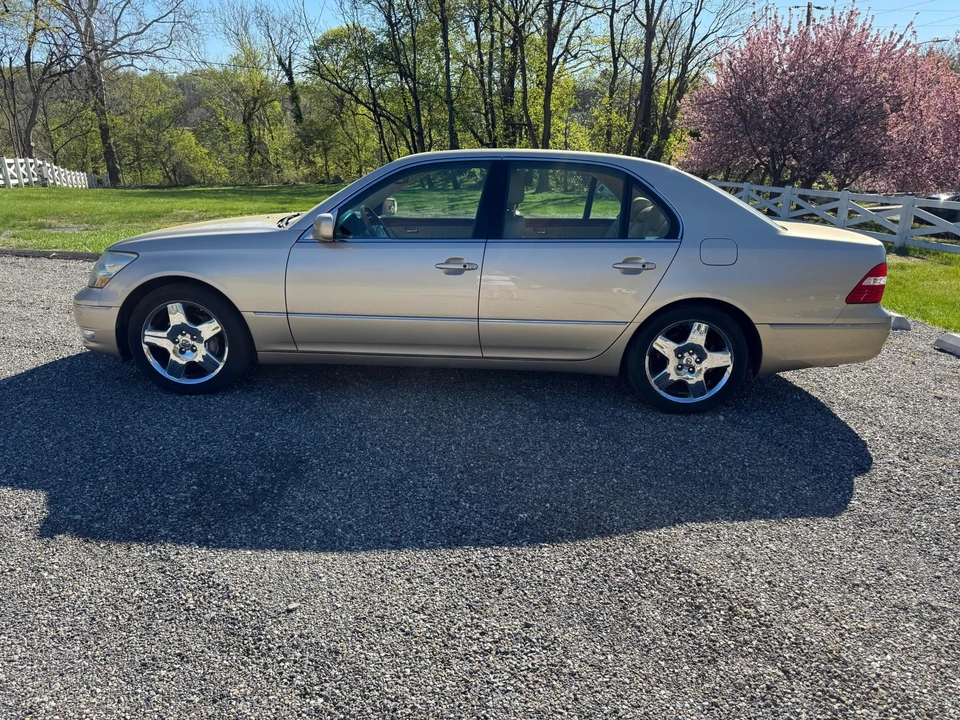 2005 Lexus LS 3rd Gen - Image 17 of 31