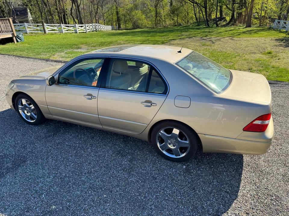 2005 Lexus LS 3rd Gen - Image 18 of 31
