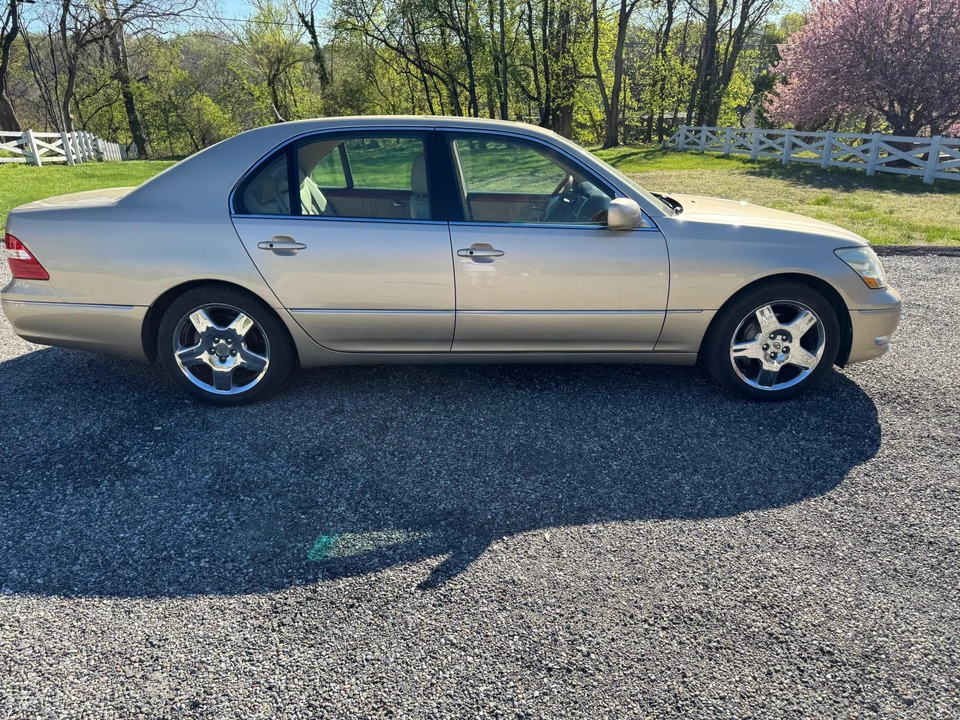 2005 Lexus LS 3rd Gen - Image 9 of 31