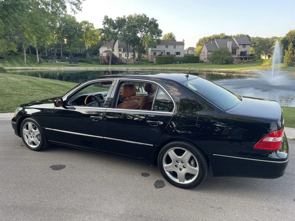 2005 Lexus LS 3rd Gen - Image 17 of 31