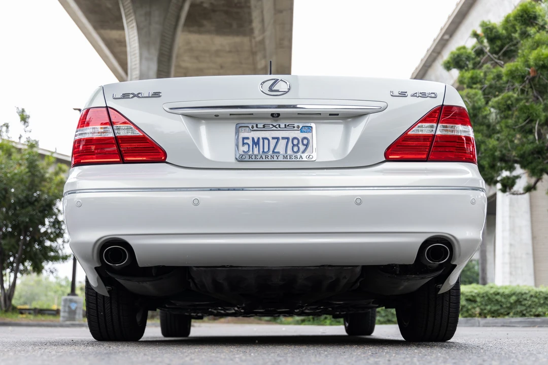 2005 Lexus LS 3rd Gen - Image 12 of 31