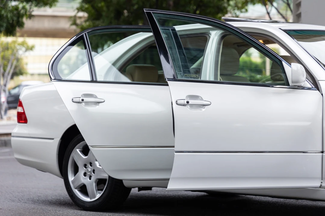2005 Lexus LS 3rd Gen - Image 25 of 31