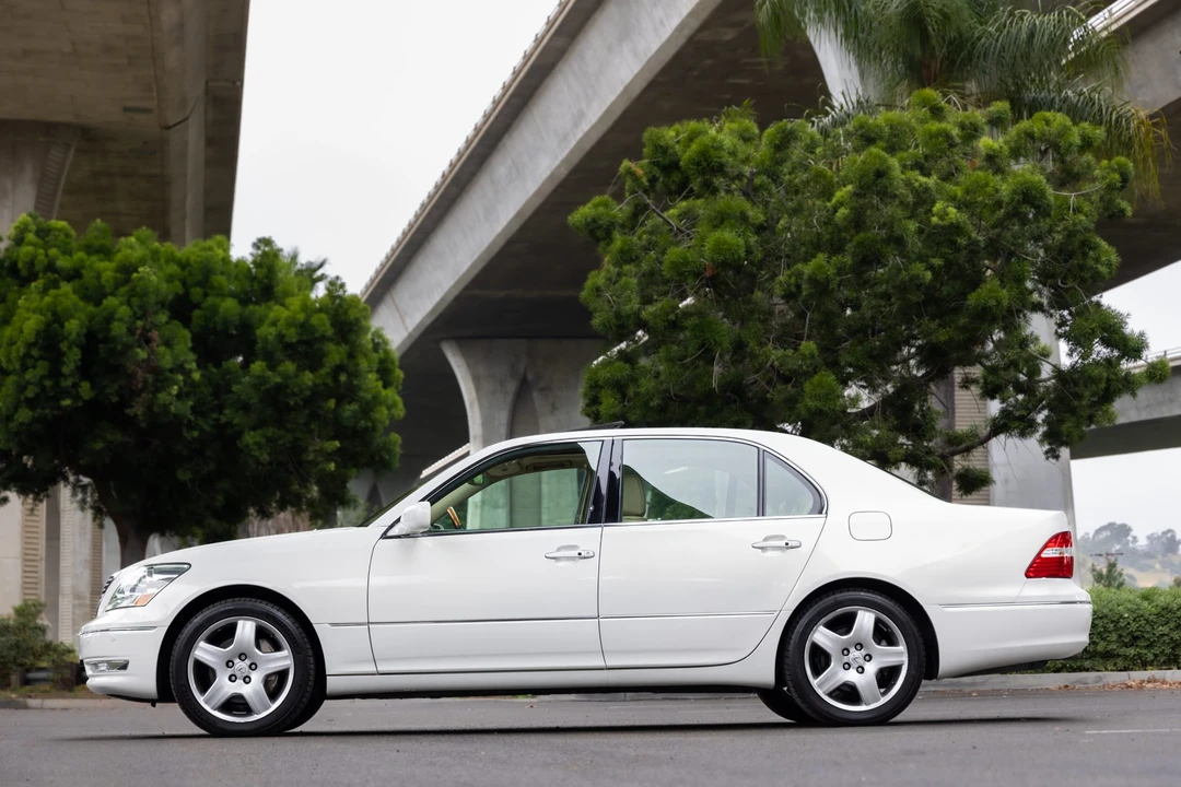 2005 Lexus LS 3rd Gen - Image 5 of 31