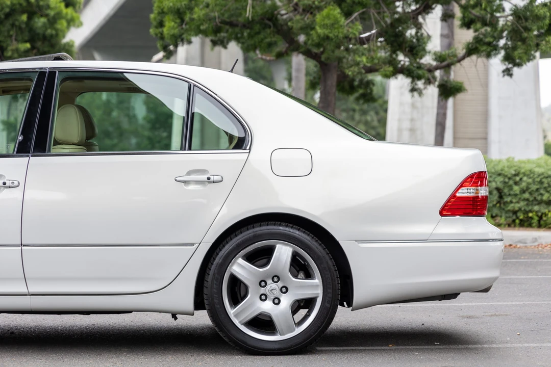 2005 Lexus LS 3rd Gen - Image 21 of 31