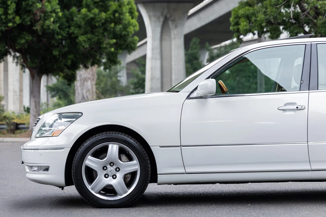 2005 Lexus LS 3rd Gen - Image 20 of 31