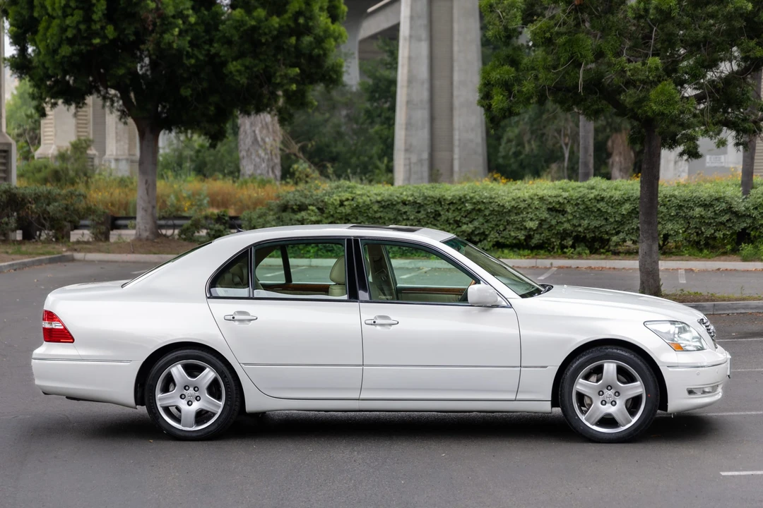 2005 Lexus LS 3rd Gen - Image 16 of 31