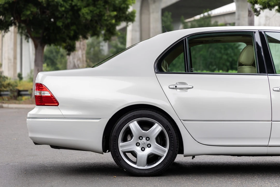 2005 Lexus LS 3rd Gen - Image 22 of 31